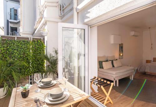 una sala de estar con una mesa y un sofá en 107 Dorpstraat Boutique Hotel, en Stellenbosch