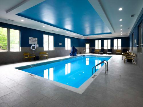 a large swimming pool with a blue ceiling at Hampton Inn Norton, Va in Norton