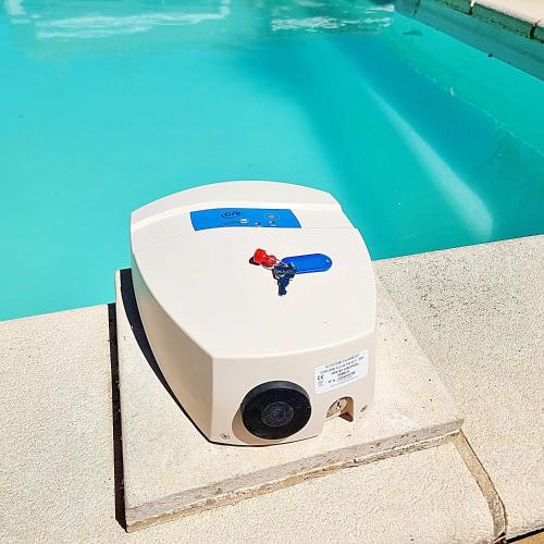 une piscine avec un aquarium à côté d'une piscine dans l'établissement Villa Miami Piscine Soleil Marseille Aeroport TGV, à Gignac-la-Nerthe