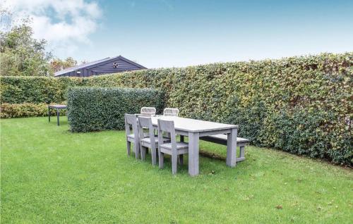 a table and chairs sitting on the grass at De Koestal in Wijdenes