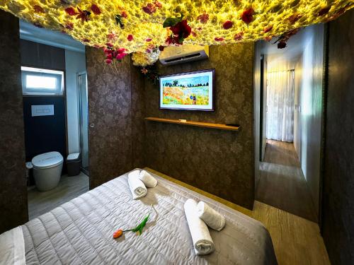 a bedroom with a bed with flowers on the ceiling at Luxury Camp at Union Lido in Cavallino-Treporti