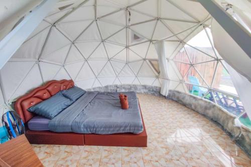 a bed in a room in a geodesic tent at ภูวิมาน ม่อนแจ่ม in Mon Jam
