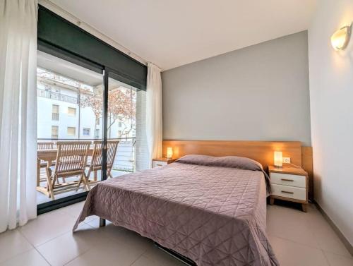萨卡罗Apartamento En el Port dAro by Host&Joy的一间带床和阳台的卧室