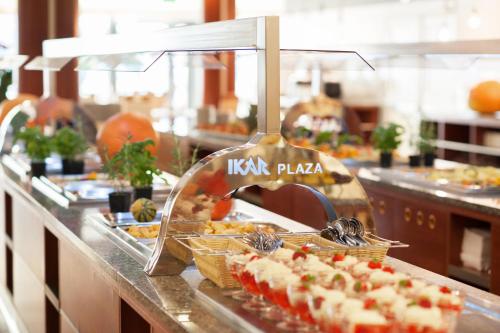 Una línea de buffet con comida en un mostrador en Ikar Plaza, en Kołobrzeg