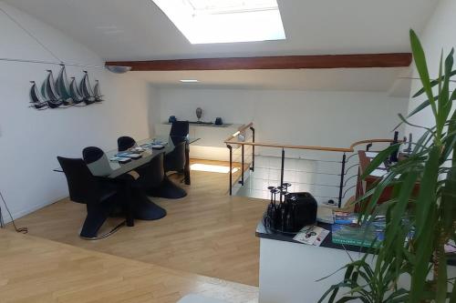 an office with a desk and chairs in a room at attico spettacolare vista mare in Camogli