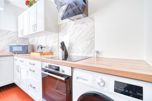Dapur atau dapur kecil di Hana Home 2 chambres Bougival parking privé proche A86