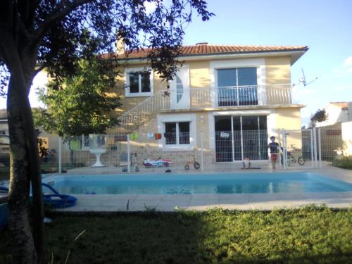 une maison avec une piscine devant dans l'établissement Maison familiale, à Eaunes