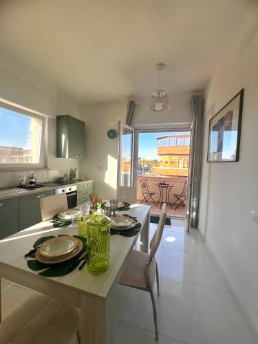 a kitchen and dining room with a table and chairs at ROMA AIRPORT SKY Apartments in Fiumicino