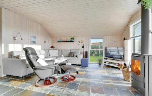 Μια τηλεόραση ή/και κέντρο ψυχαγωγίας στο Beautiful Home In Sydals With Wifi