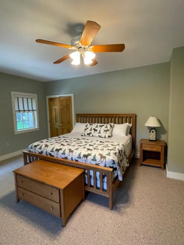 a bedroom with a bed and a ceiling fan at The Snowed Inn in Killington