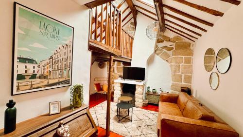 a living room with a couch and a fireplace at Charmant T2 en coeur de ville 15min de Disney in Lagny