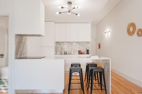 Host Wise - Sunny Downtown Apartment