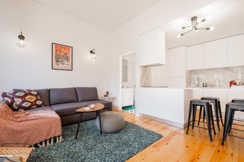 Host Wise - Sunny Downtown Apartment