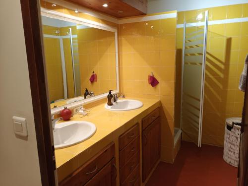 une salle de bain avec deux lavabos et une douche dans l'établissement Grand T3 Breteuil, à Marseille