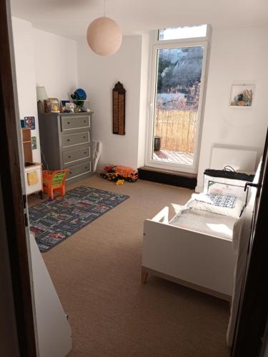 une chambre avec un lit, une commode et une fenêtre dans l'établissement Grand T3 Breteuil, à Marseille