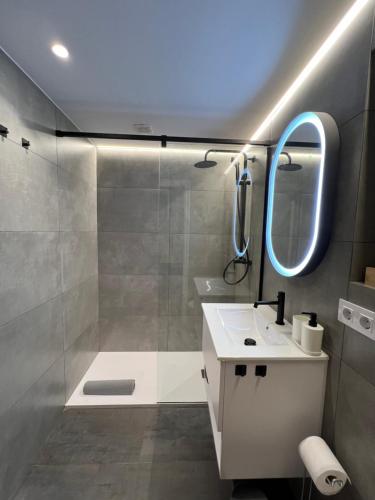 ÁngelesにあるApartamento Porta de Fisterraの洗面台と鏡のあるバスルーム