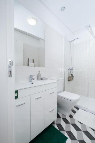 Host Wise - Sunny Downtown Apartment