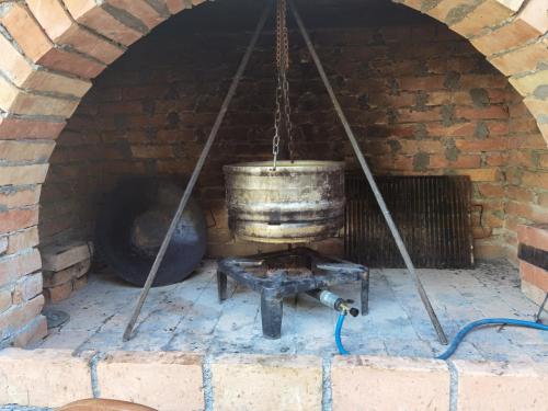 un horno de ladrillo con una olla grande en él en Apartmani Račanka, en Bajina Bašta