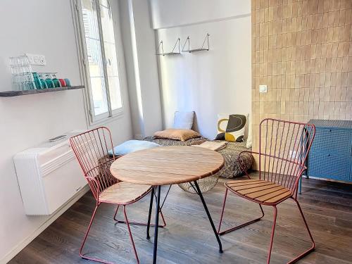 une salle à manger avec une table et deux chaises dans l'établissement Charming Appartment Old City, à Nice