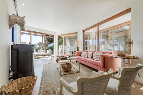 a living room with a pink couch and chairs at Casa de São José in Sintra
