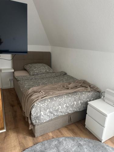 una camera da letto con due letti e una TV a schermo piatto di Room Deluxe a Meerbusch