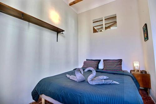 - 2 serviettes sur un lit dans une chambre dans l'établissement SC Collection - Charme et Authenticité du Panier, à Marseille