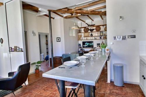 - une grande table blanche dans une pièce avec des chaises dans l'établissement SC Collection - Charme et Authenticité du Panier, à Marseille