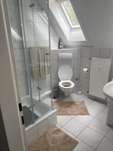un bagno con doccia, WC e lavandino di Room Deluxe a Meerbusch