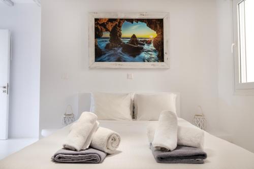 een witte kamer met handdoeken op een tafel bij Limani Lux Apartments in Karpathos