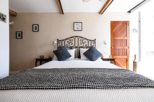 une chambre avec un grand lit avec des oreillers bleus dans l'établissement La Sanverine private room historic center Vence, à Vence