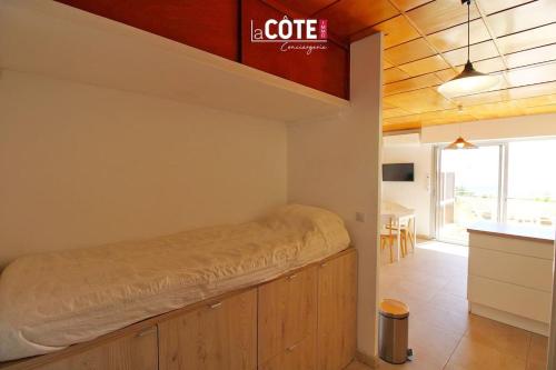 une chambre avec un lit sur le côté d'une pièce dans l'établissement La Plage, à Carry-le-Rouet