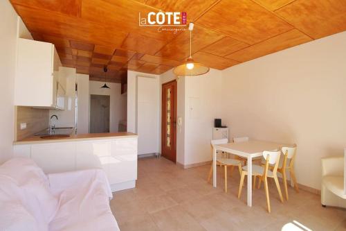 une cuisine et une salle à manger avec une table et des chaises dans l'établissement La Plage, à Carry-le-Rouet