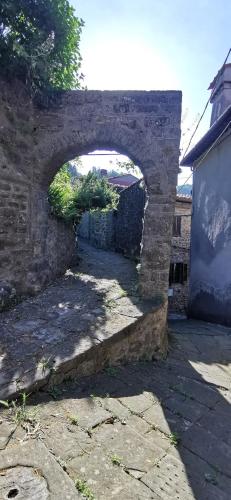 an archway in an old stone building with a stairs at Da Arturo e Maruca suites con 2 camere in Vellano