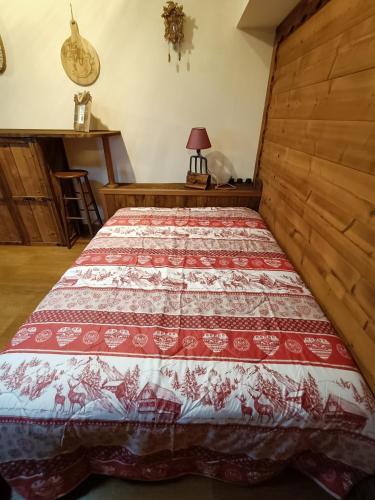 ピーラにあるCuckoo Apartmentのベッドルーム(キルト付きのベッド付)