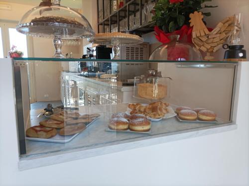 a display case with different types of donuts on display at Da Arturo e Maruca suites con 2 camere in Vellano