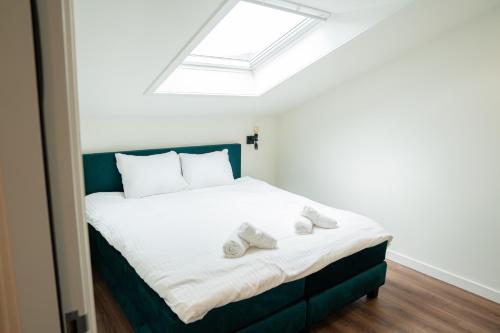 a bedroom with a bed with two towels on it at Herberg de Boelekeerl in Halle