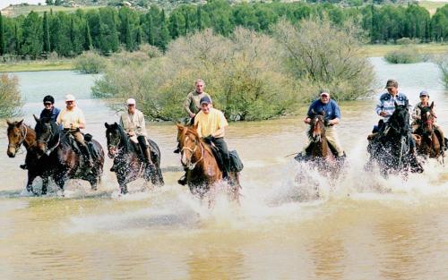 un groupe de personnes à cheval dans l'eau dans l'établissement Maison de vacance La Cavalière, à Accous