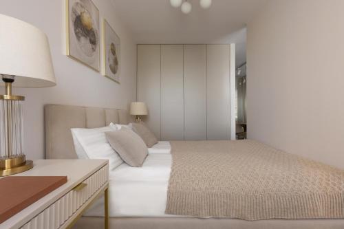 Postel nebo postele na pokoji v ubytování Scala Apartamenty by Moderna Profit- Łąkowa 60G z parkingiem