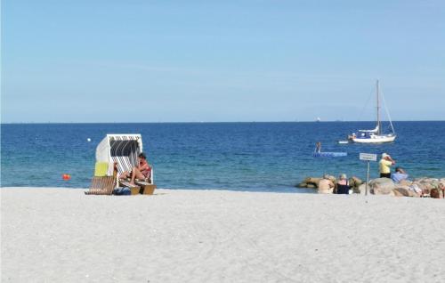 a group of people on a beach with a boat at Strandblick 33 in Schönhagen