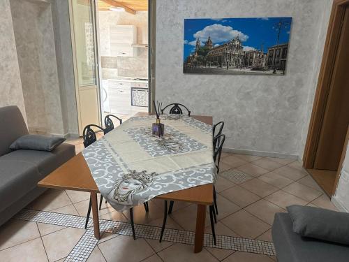 - Sala de estar con mesa y sillas en Missori home 1, en Catania