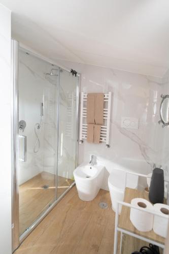 a bathroom with a shower and a toilet and a sink at Villa del Pino, Terrazza vista Mare in Minturno