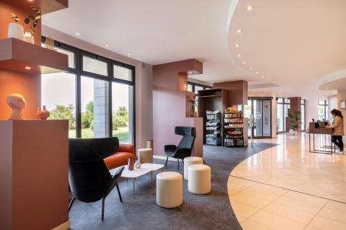 A seating area at B&B Hotel Sassuolo