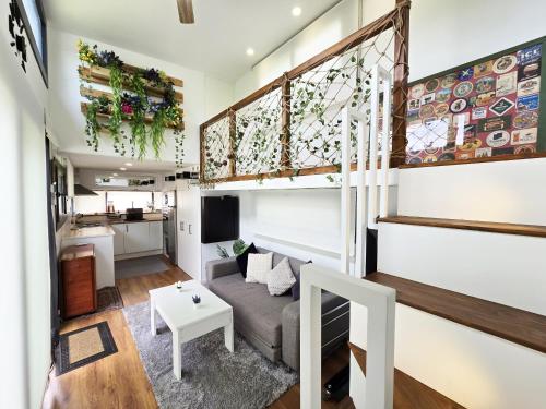 カネット・デ・マールにあるTiny House 1のソファとテーブルのあるリビングルーム