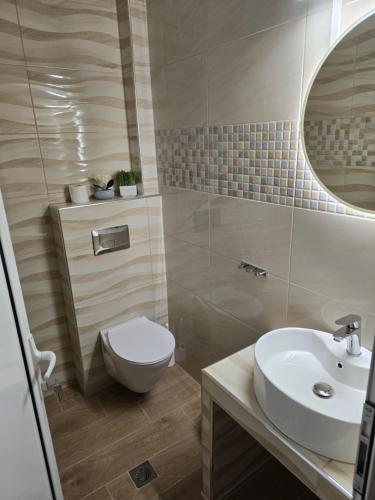 une salle de bains avec toilettes et lavabo dans l'établissement Studios Dafni, à Paralia Katerinis