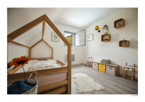 - une chambre avec un lit doté d'un cadre en bois dans l'établissement Maison sérénité Golf & Piscine !, à Saint-André-des-Eaux