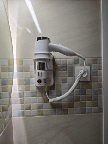 une caméra de sécurité sur le mur d'une salle de bains dans l'établissement Studios Dafni, à Paralia Katerinis