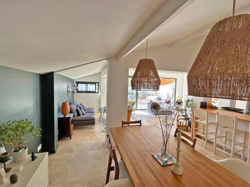 une cuisine et un salon avec une table et un canapé dans l'établissement Charmante maison près du centre-ville et des Calanques, à Marseille