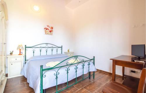 a bedroom with a bed and a desk at Cozy Home In Caccamo With Kitchenette in Caccamo