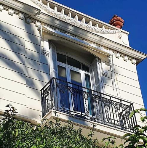 a window on the side of a building with a balcony at Wunderschöne Wohnung in Jugendstilvilla am Hafen in Nice