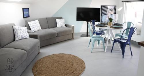 Televízia a/alebo spoločenská miestnosť v ubytovaní VILLA MARINA CANNES